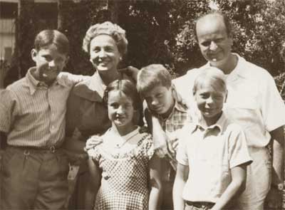 Ferenc FRICSAY avec son épouse Silvia et ses enfants Ferenc, Marta, Andras und Kristian (de gauche à droite) dans le jardin de leur villa à Ermatingen, cliquer pour voir l'original
